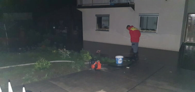 POPLAVE U BiH | Mještane očekuje besana noć: Voda se malo povukla, ali moramo dežurati