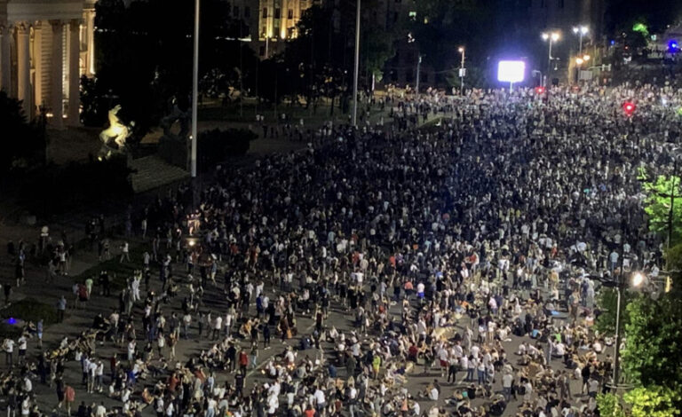 SRBIJA: Demonstrant uboden nožem ispred skupštine, napadnut reporter N1