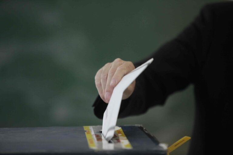 Umjesto u izolaciji, došla raditi na biralištu, muž i žena fingirali da su bolesni