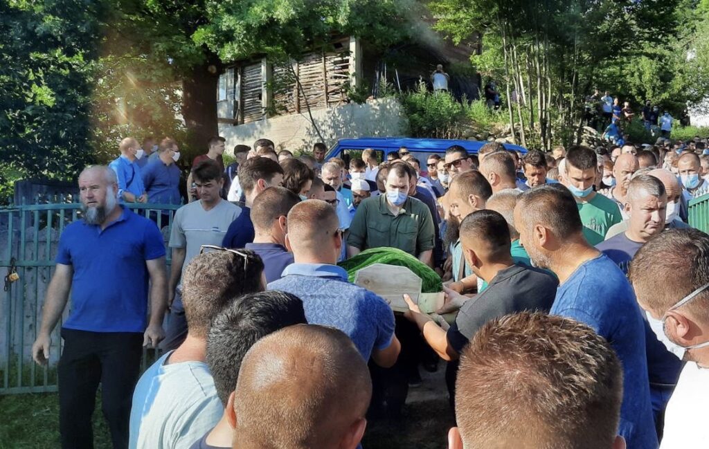 357C212A 3262 49C5 9AD1 D931A200B13E