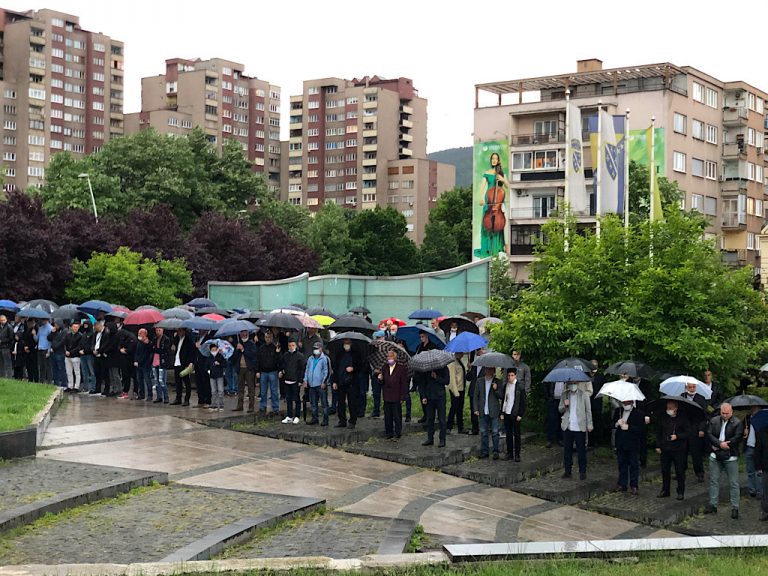 Bajram dođe, mirišu avlije: Brojni vjernici u Zenici klanjali bajram-namaz