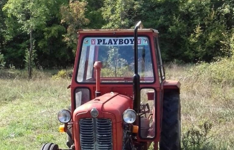 Fotografija traktora iz Dalmacije postala hit zbog natpisa u kabini