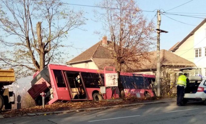 Autobus sletio sa puta