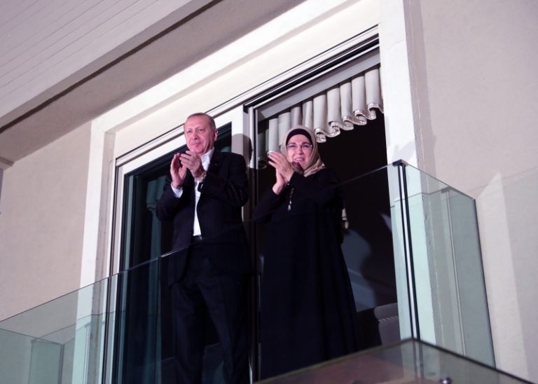 Podrška ljekarima: Erdogan sa suprugom Emine aplaudirao medicinskim radnicima