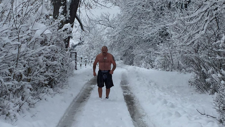 Banjalučanin Mićo bez odjeće po snijegu trčao pet kilometara, a onda je uradio ovo