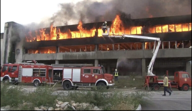Požar velikih razmjera u Bihaću: Gori nekadašnja kompanija Kombitex