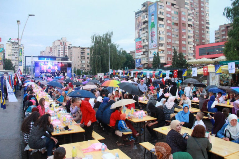 Organiziran iftar za 3.000 postača u centru Zenice (FOTO)