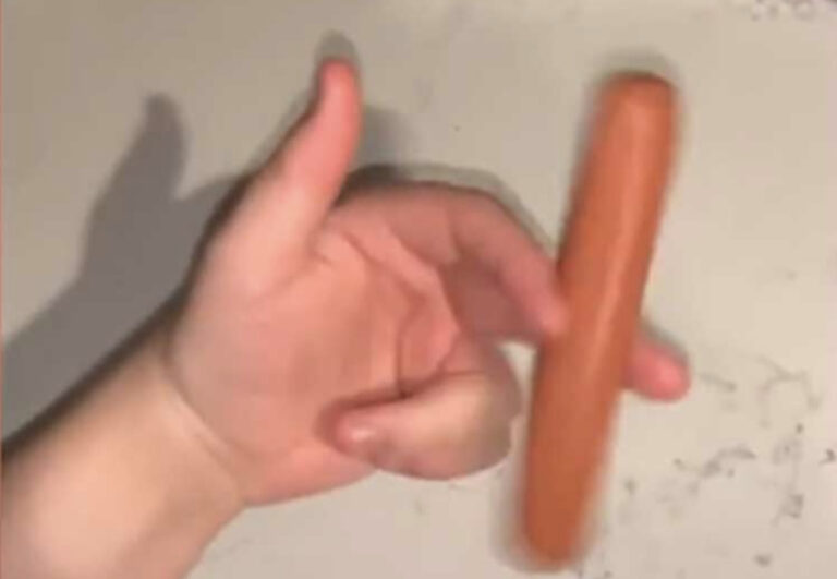 Uzeo hrenovku u ruku i izveo sa njom nešto što nikome ne bi palo na pamet (VIDEO)