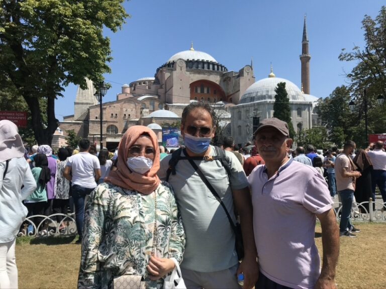 Na hiljade ljudi iz različitih zemalja posjećuju džamiju Aja Sofiju tokom Kurban-bajrama
