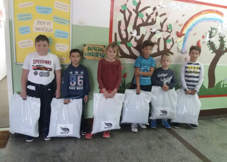 Upriličena podjela 55 setova odjeće za djecu u četiri općine ZDK