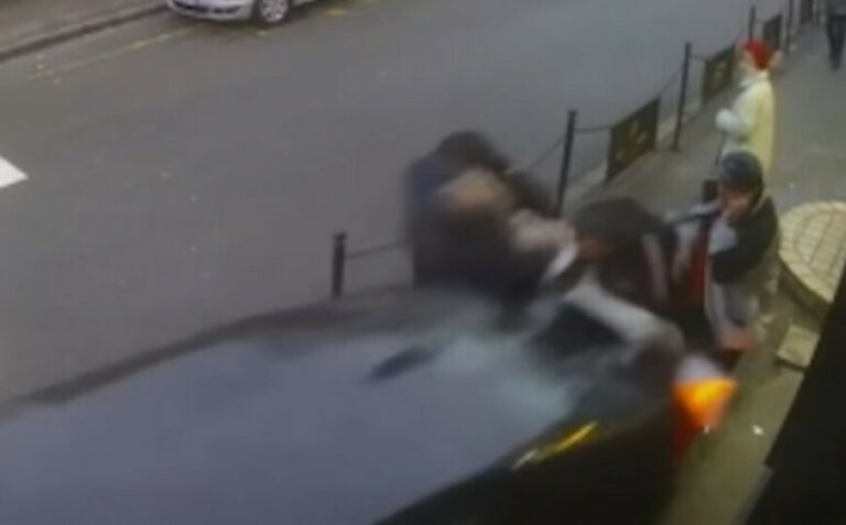 Uznemirujući video: Automobilom pokosila šestero ljudi