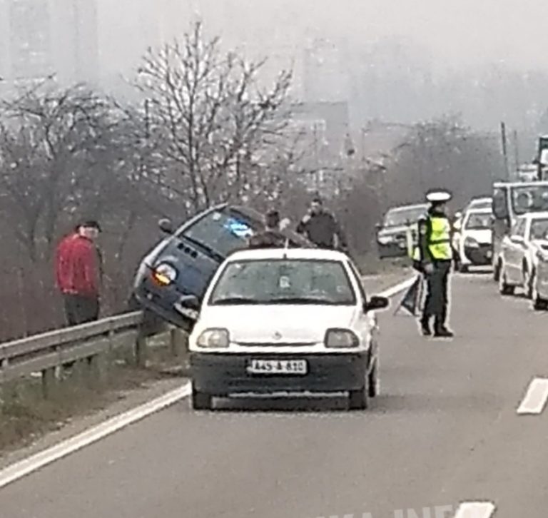 Sudar dva automobila na magistralnom putu M-17 kod Zenice