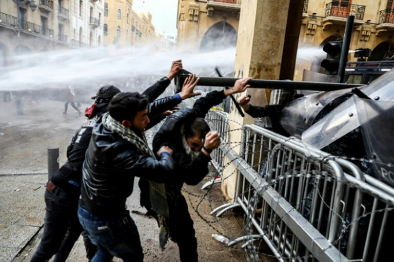 Demonstranti u Bejrutu se sukobili s policijom: Krive vladu za razorne eksplozije