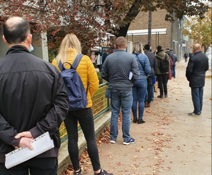 Ko još nije obolio, sad će: ‘K’o kerovi se satima mrznemo u redovima, jedan šalter radi, a oni preko ‘štele’ ulaze kako hoće…’