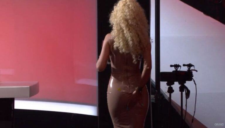 Karleuša u emisiji sa ogromnom rupom na haljini: Pukla mi je zbog pozamašne pozadine (FOTO)