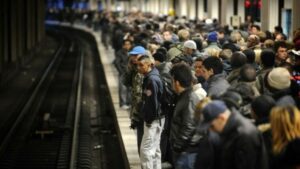 62016778 mnostvo ljudi podzemna zeljeznica stanica 758x426 1
