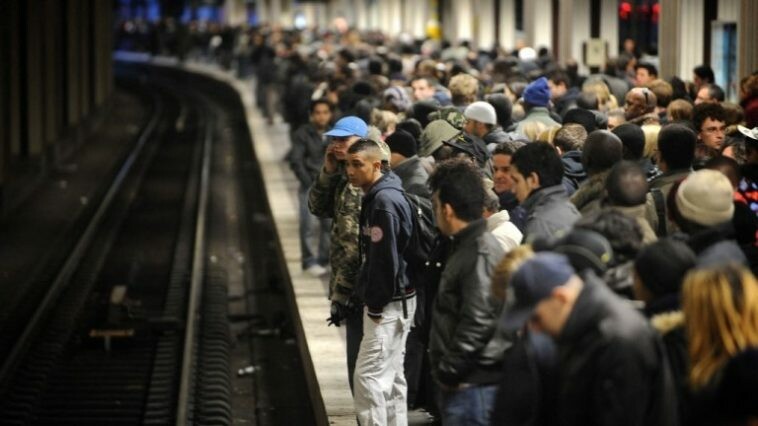 62016778 mnostvo ljudi podzemna zeljeznica stanica 758x426 1