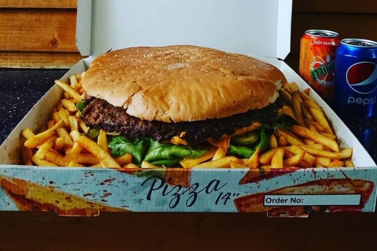 Restoran nudi 1.000 funti onome ko pojede ogromni hamburger za 20 minuta