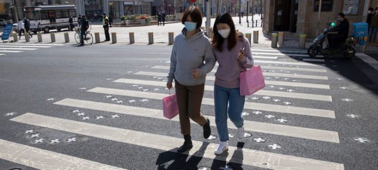 Ljudi u Kini sada mogu da se grle: Ublažavaju se mjere socijalne distance, otvaraju se škole, fabrike