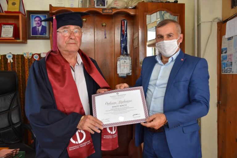 Turska: Halit Macit u 81. godini stekao četvrtu fakultetsku diplomu