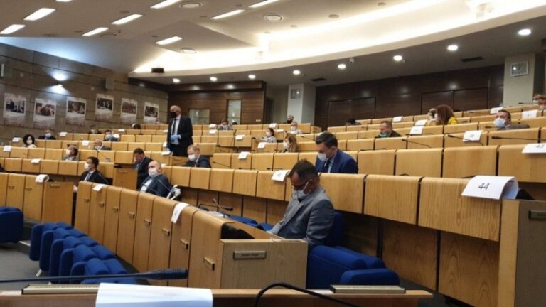 Radio ne radio: Delegati u FBiH za šest mjeseci “zaradili” od 15 do 27 hiljada KM