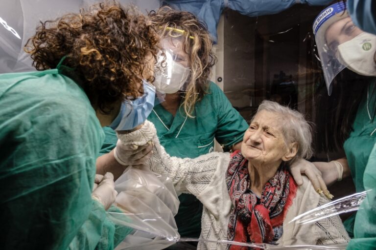 “Soba za zagrljaje” u Italiji: Prilika da oboljeli od koronavirusa zagrle svoje voljene