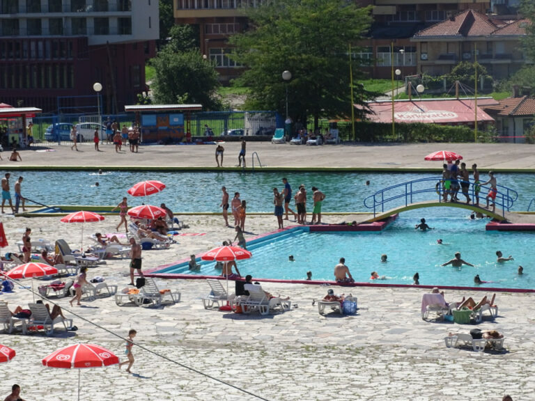 Spas od visokih 34 stepena: Zeničani uživaju na gradskim bazenima u Crkvicama