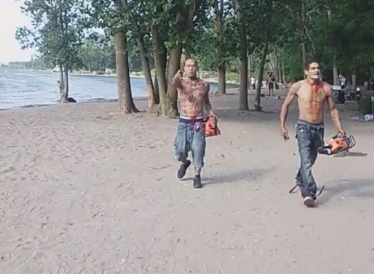 Goli muškarci prekriveni krvlju terorisali ljude na plaži motornim pilama
