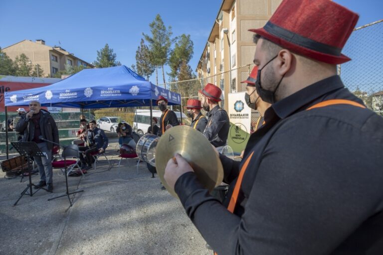 Turska: Koncert na otvorenom za građane koji moraju ostati u domovima zbog policijskog sata