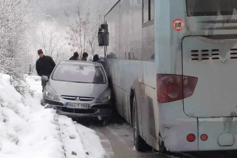 Na putu Zenica – Babino sudarili se autobus i Pežo