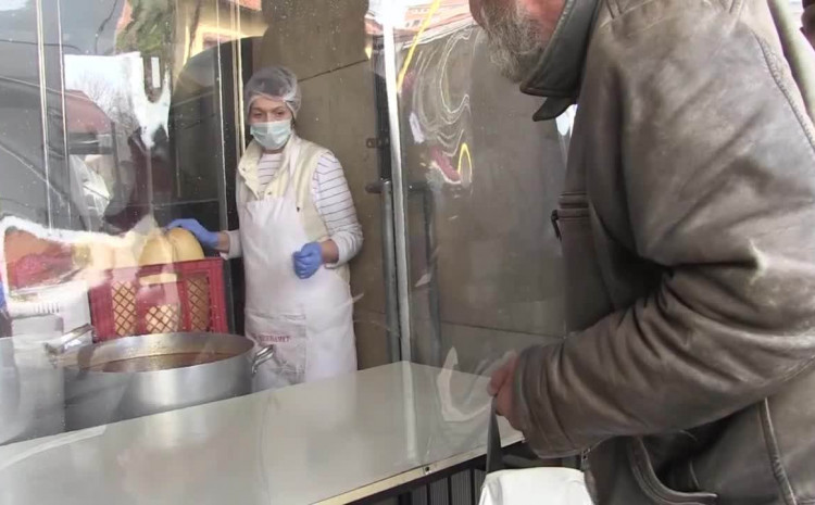 Sve je više gladnih: Za obrok mole i mladi, zanatlije i inžinjeri