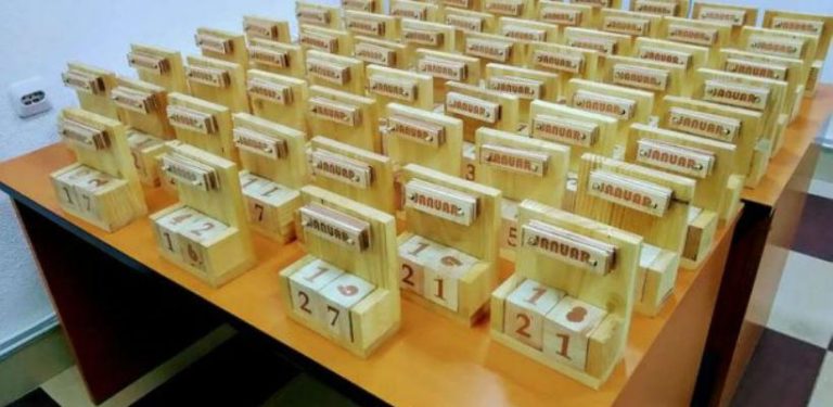 Bračni par Mašić iz Kaknja izrađuje drvene kalendare