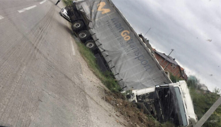 STRAVIČNI PRIZORI NESREĆE: Smrskana kabina kamiona pored ceste