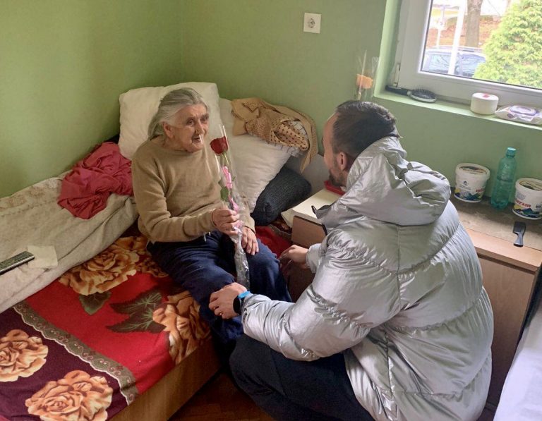 GEST ZA POHVALU: Tuka štićenicama Doma za stara lica Zenica uljepšao 8. mart (FOTO)