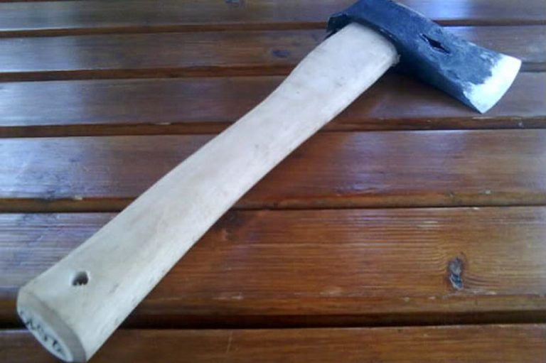 Sjekirom napao punca: Nanio mu teške povrede, neizvjesne prognoze