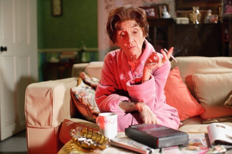 Glumici ljekar rekao da nastavi pušiti jer bi je prestanak mogao ubiti