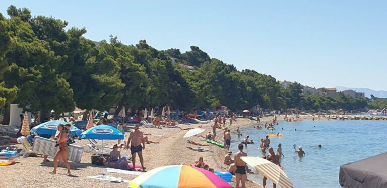 Ispunjene i plaže u Tučepima: Domaćini se nadaju da će spasiti sezonu