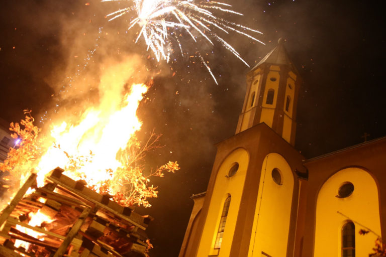 Uz molitvu, vatromet i paljenje badnjaka: Brojni vjernici u Zenici proslavljaju Badnje veče