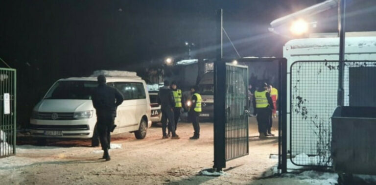 Nakon dramatičnog sukoba: Povrijeđena dva policajca, oštećeno nekoliko vozila