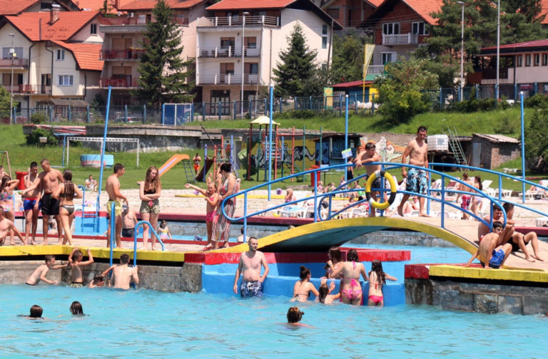 Zenica: Više od 1.000 posjetilaca uživa na gradskim bazenima (FOTO)