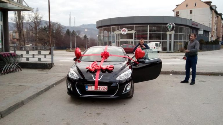 ŽIVJELA LJUBAV: Zeničanin supruzi za godišnjicu braka poklonio automobil