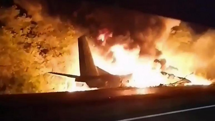 Pao vojni avion, poginule 22 osobe (VIDEO)