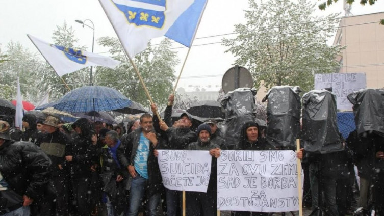 Spahić: Ostat ćemo na protestima makar se svi smrznuli i pocrkali!