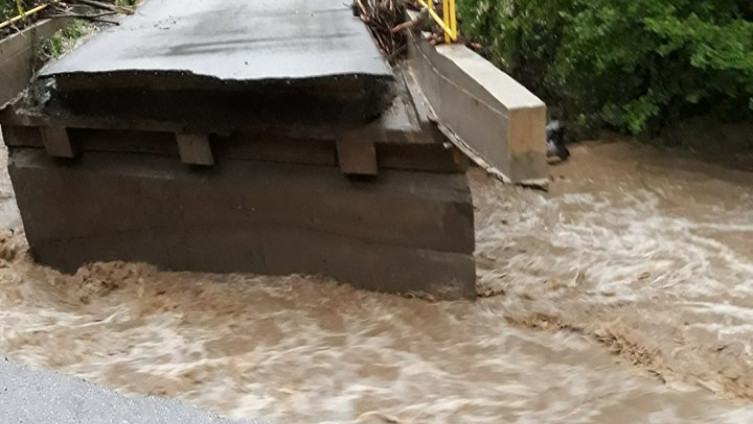 U Maglaju poplavljeno oko 60 kuća, dojave o novim klizištima