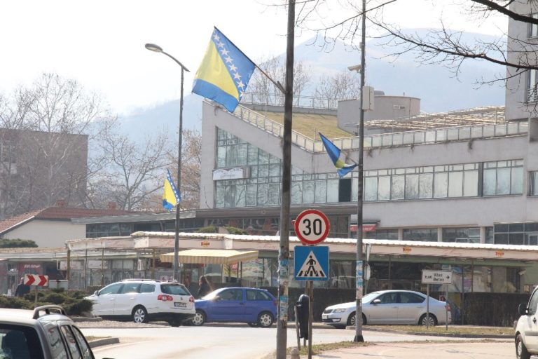 Povodom Dana nezavisnosti: Oko 400 zastava BiH na najfrekventnijim ulicama Zenice