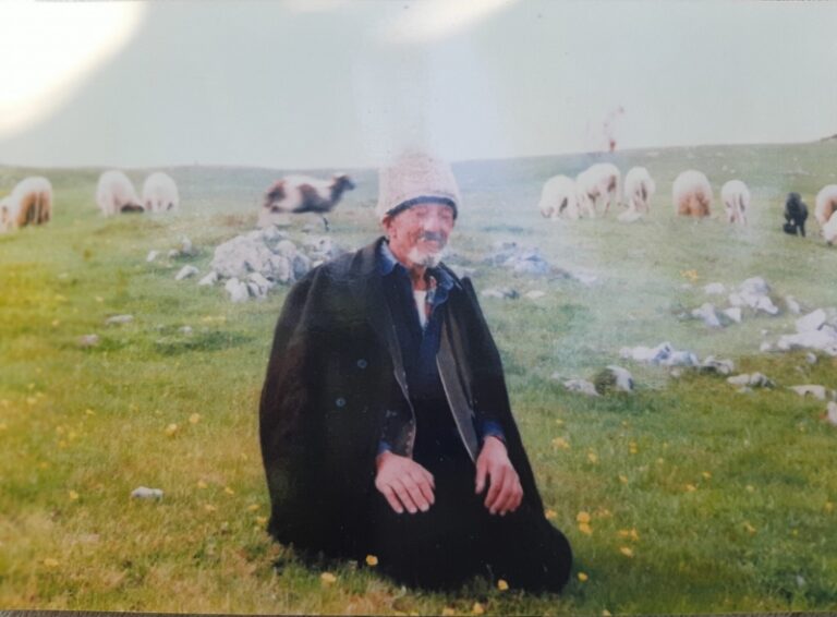 Hadži Musto prodao je vola od 800 kilograma i još dodao para, pa se 1973. uputio na hadž