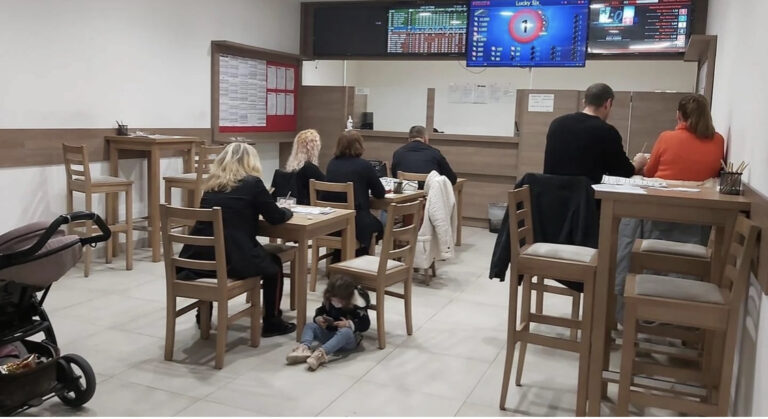 Sav jad bh. društva: Dijete u kladionici sjedi na podu sa telefonom u rukama