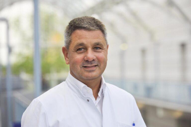 Prof. dr. Trampuz objasnio kako se koronavirus zaista prenosi, jesu li bazeni i voda opasni, kakav će biti drugi val