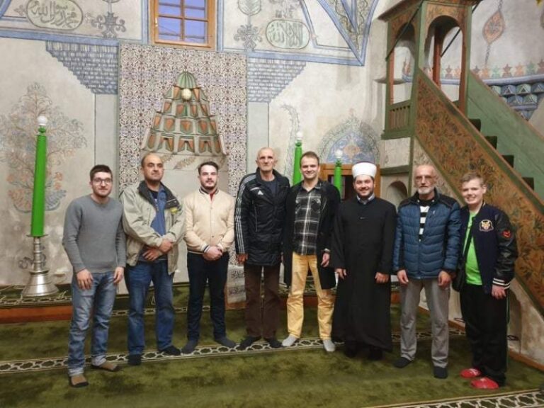 Sarajevski imam naučio znakovni jezik: Džematlijama sa oštećenim sluhom drži predavanja, obilaze ljepote BiH