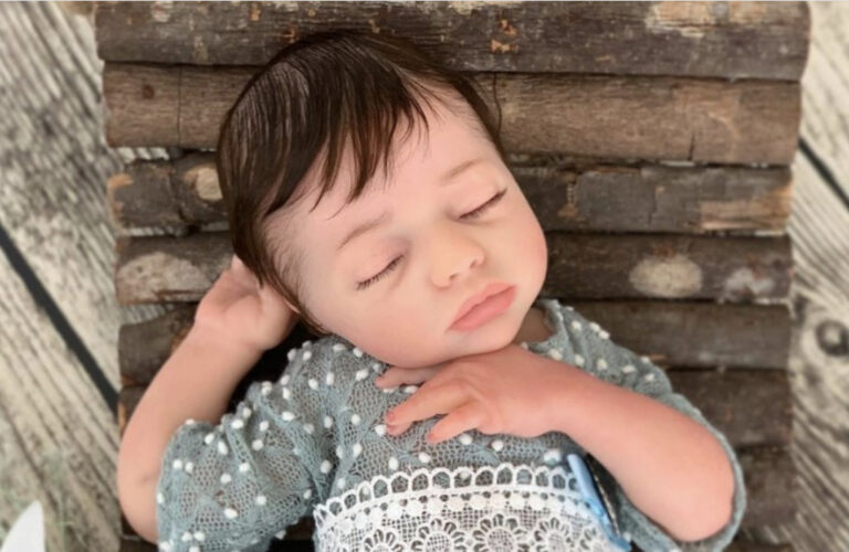 Bizarne silikonske lutke: Izgledaju kao prave bebe, dišu, sisaju i kreću se (VIDEO)